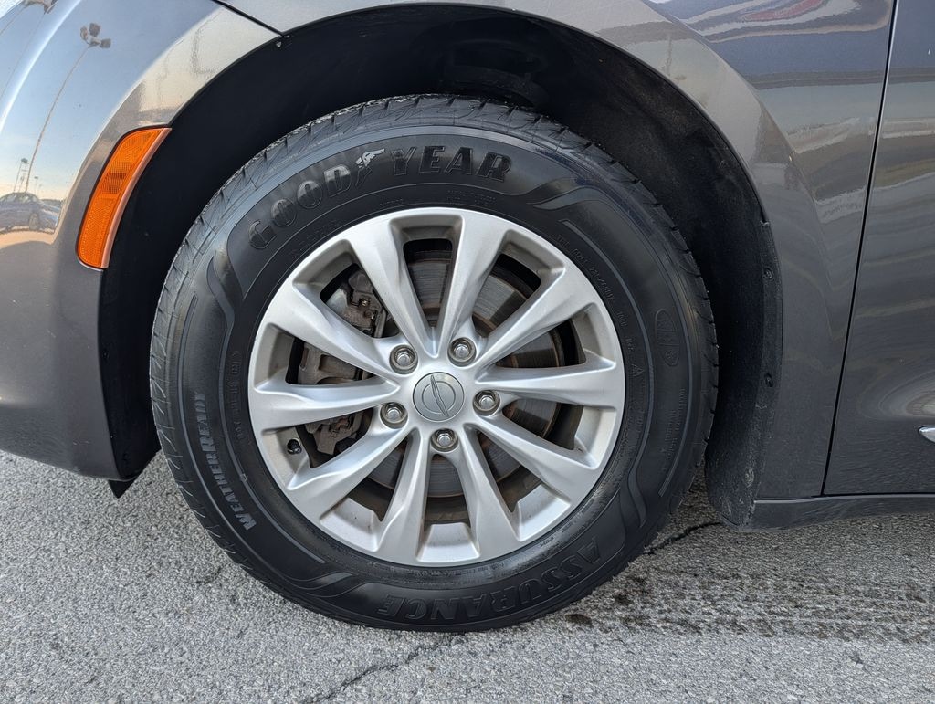 Used 2017 Chrysler Pacifica Touring L Minivan/Van