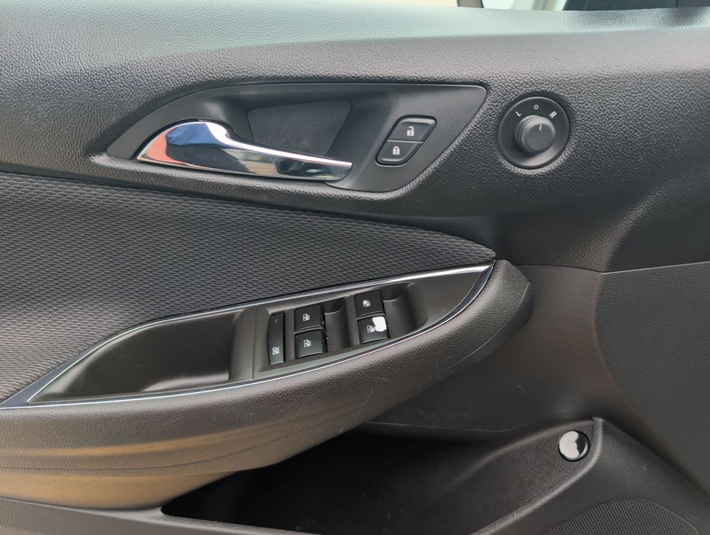2017 Chevrolet Cruze LS - Photo 10
