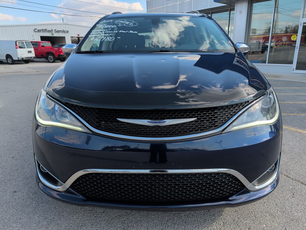 2019 Chrysler Pacifica Limited photo 2