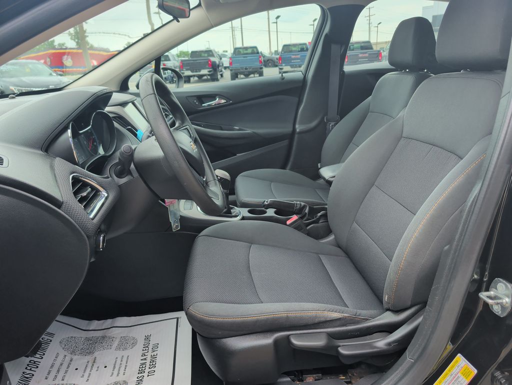 2017 Chevrolet Cruze LS - Photo 8