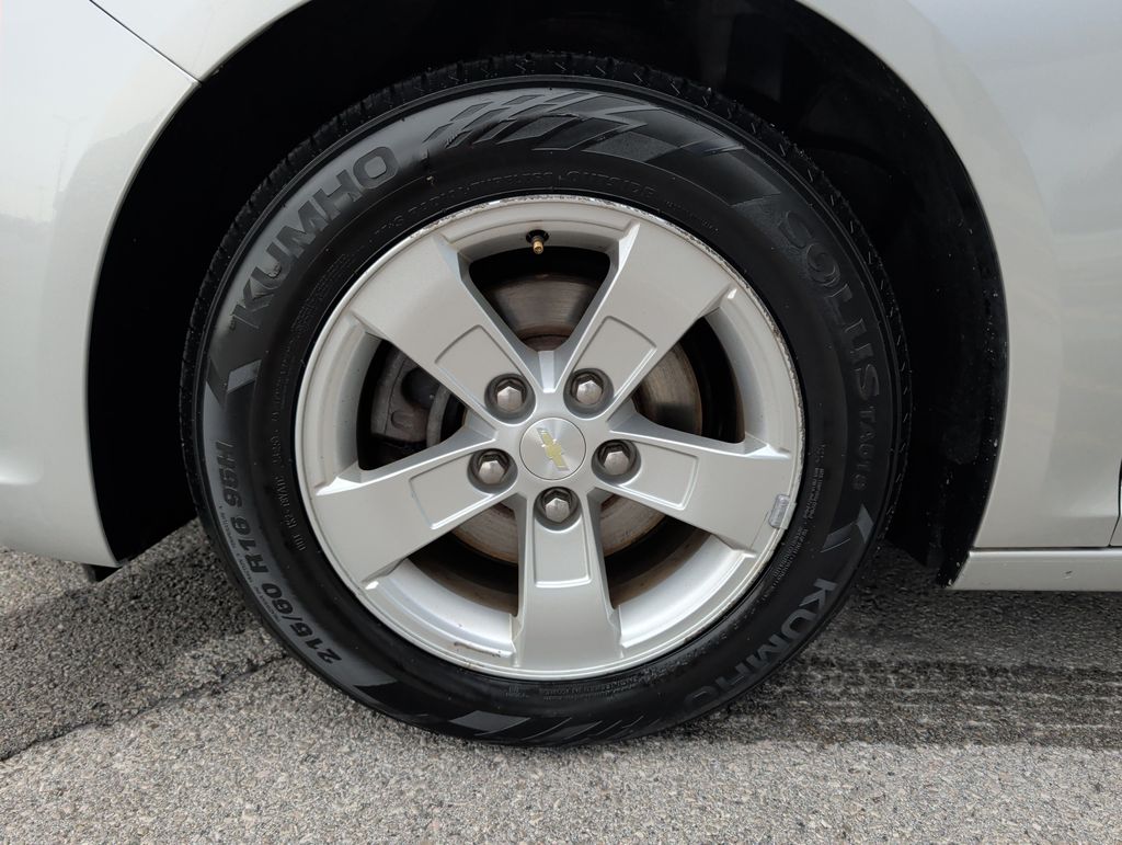 2013 Chevrolet Malibu LS photo 3