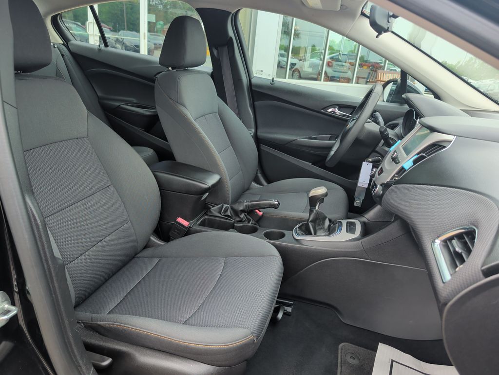 2017 Chevrolet Cruze LS - Photo 21