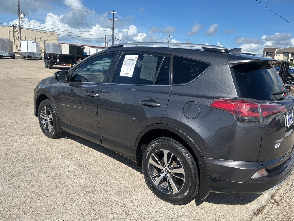 2016 Toyota RAV4 XLE photo 3
