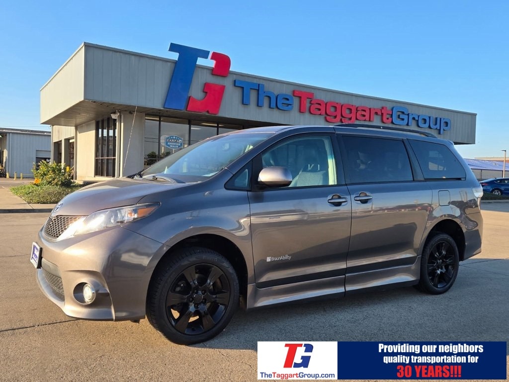 2012 Toyota Sienna SE's photo