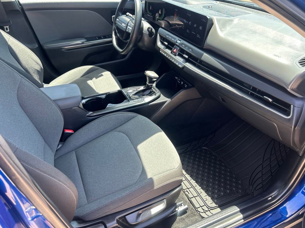 2025 Kia K4 LXS - Photo 8