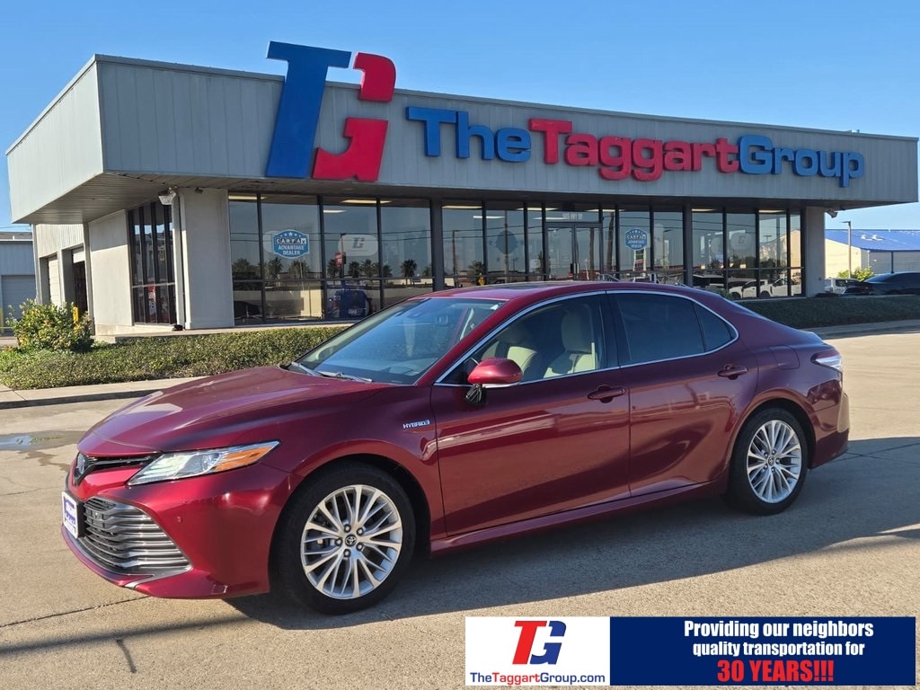 2019 Toyota Camry XLE Hybrid's photo