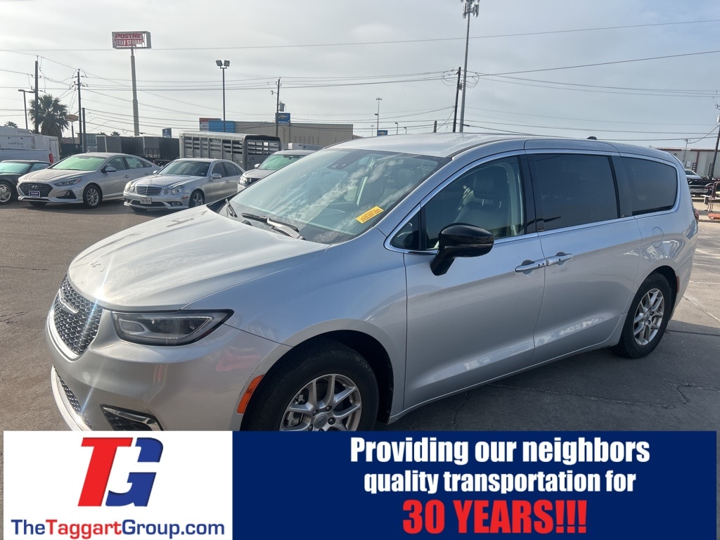 2024 Chrysler Pacifica Touring L's photo