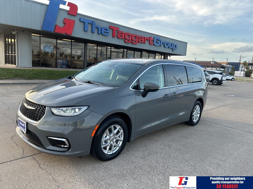 2023 Chrysler Pacifica Touring L's photo