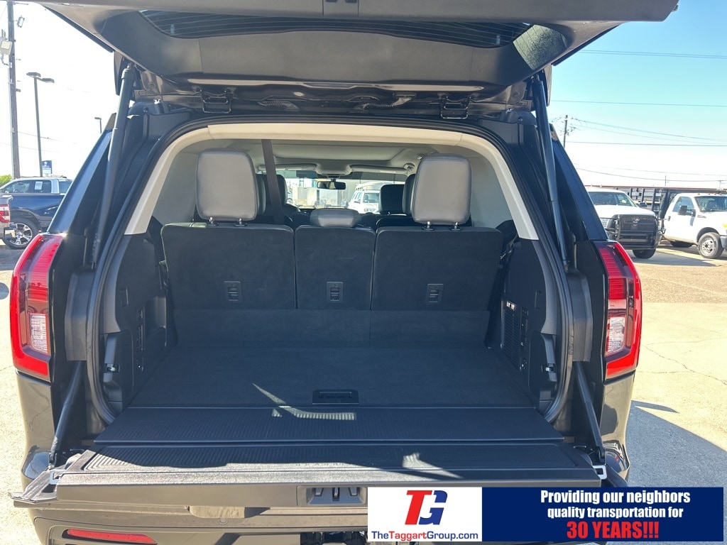 2025 Ford Expedition photo 3