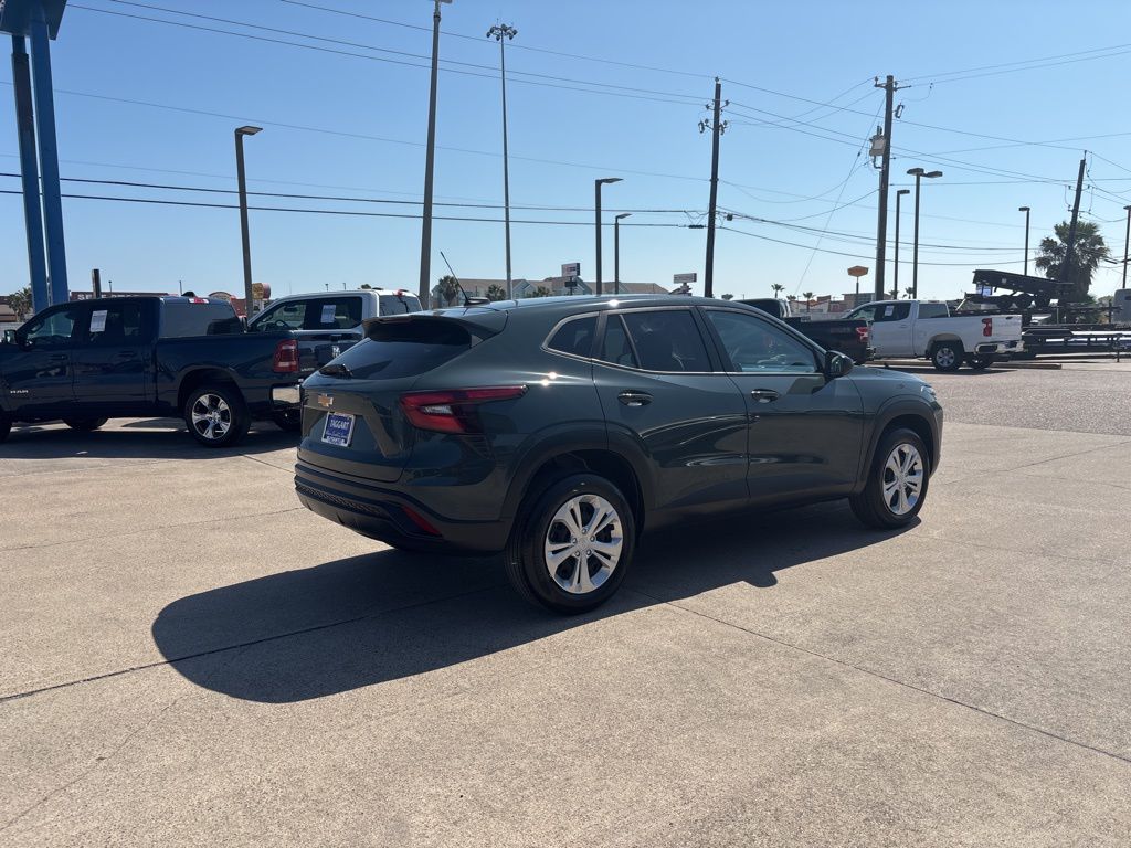 2025 Chevrolet Trax LS photo 3