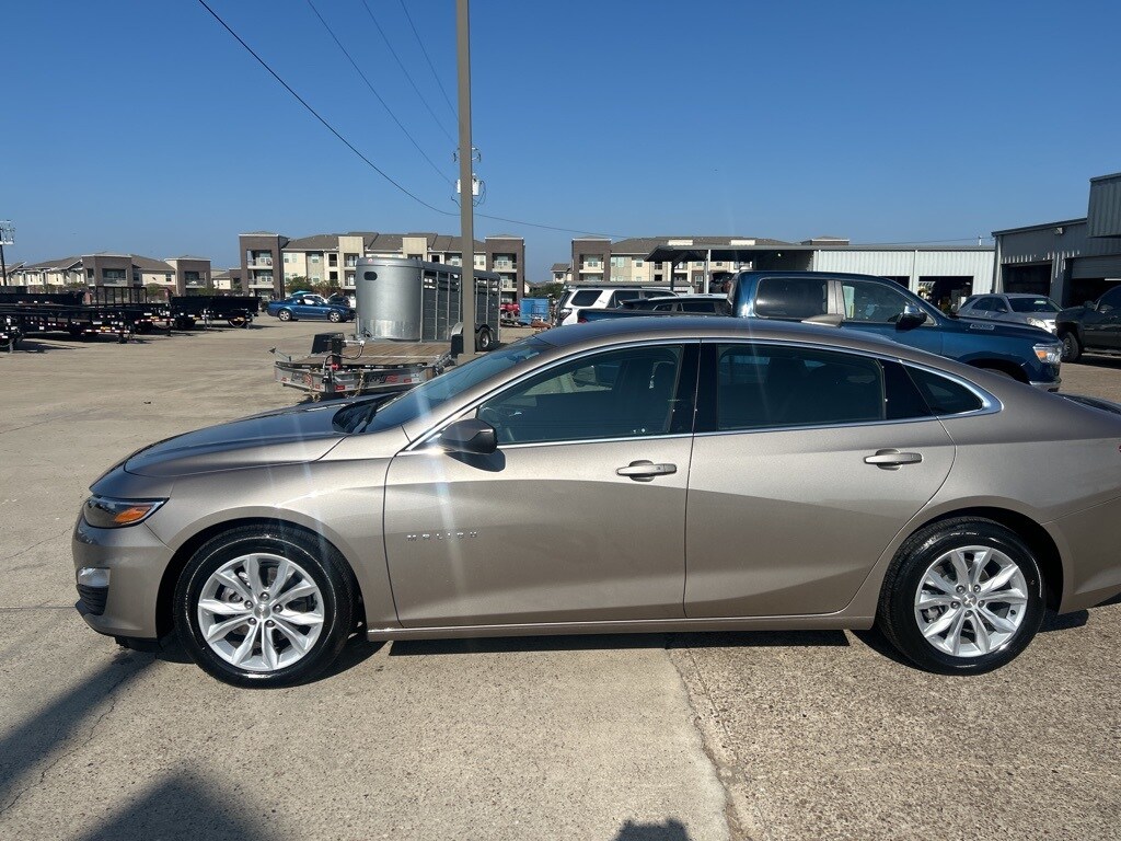 2025 Chevrolet Malibu 1LT photo 2