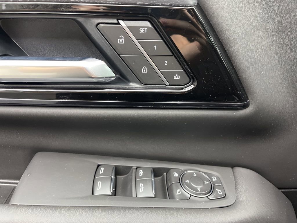 2026 GMC Yukon AT4 Ultimate - Photo 9