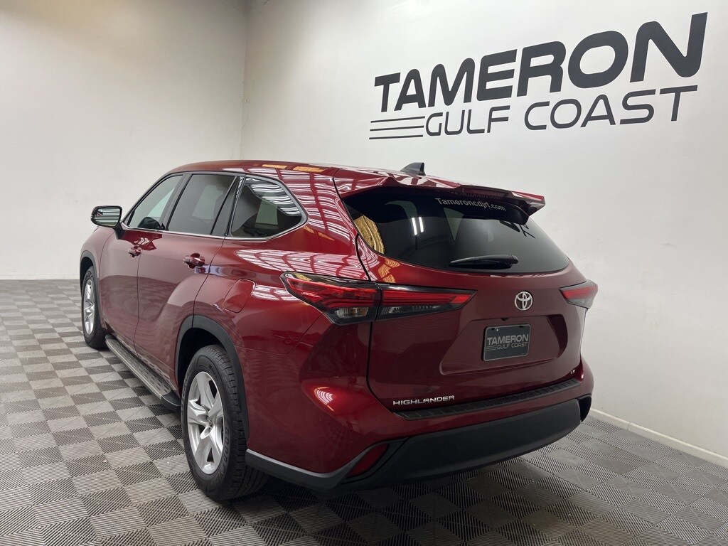 2022 Toyota Highlander LE photo 3