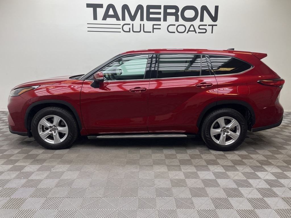 2022 Toyota Highlander LE photo 2