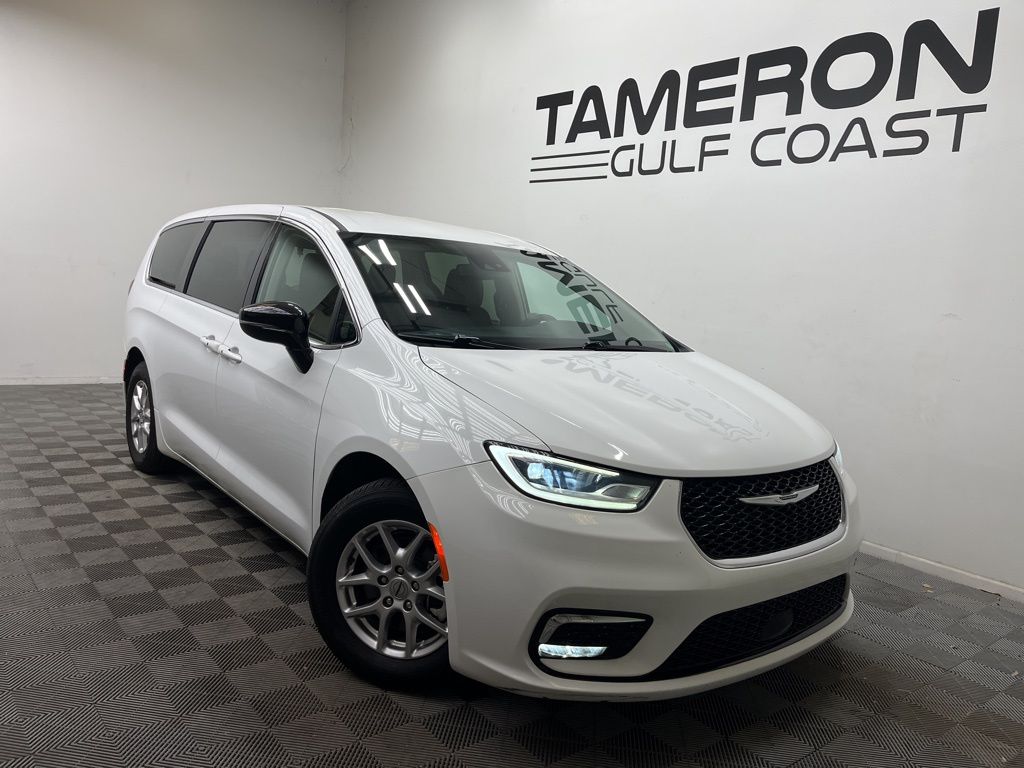 2024 Chrysler Pacifica Touring L's photo