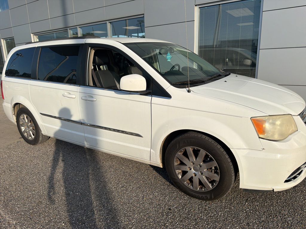 2014 Chrysler Town & Country Touring's photo
