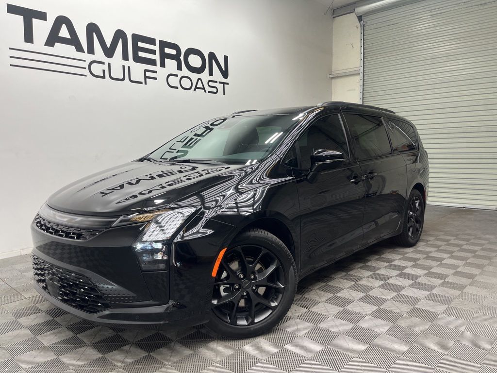 2027 Chrysler Pacifica Limited's photo