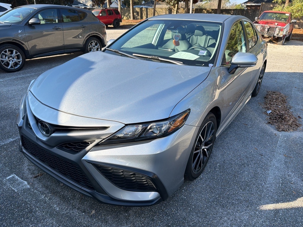2024 Toyota Camry SE's photo