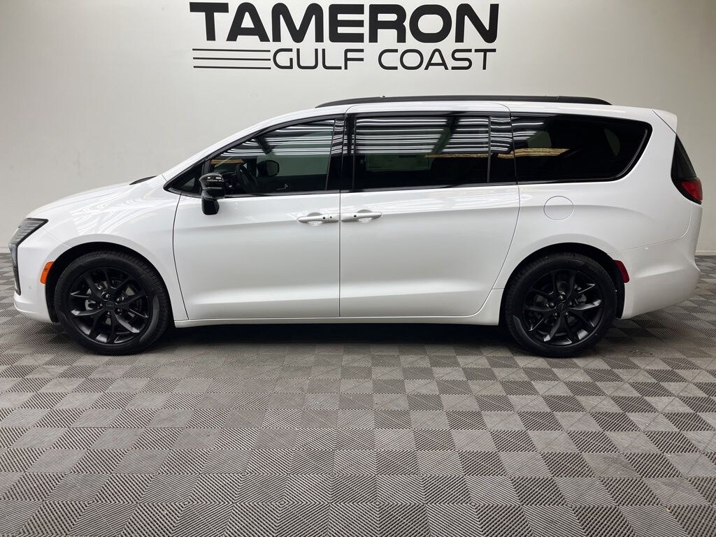 New 2027 Chrysler Pacifica Limited Passenger Van