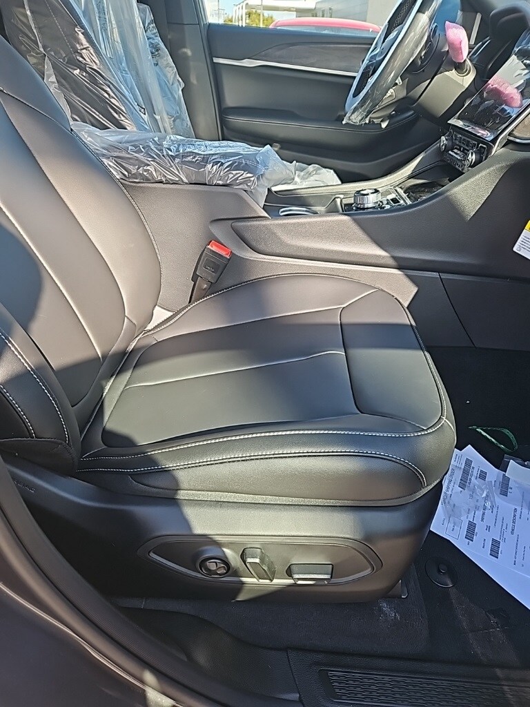 2025 Jeep Grand Cherokee Limited photo 3