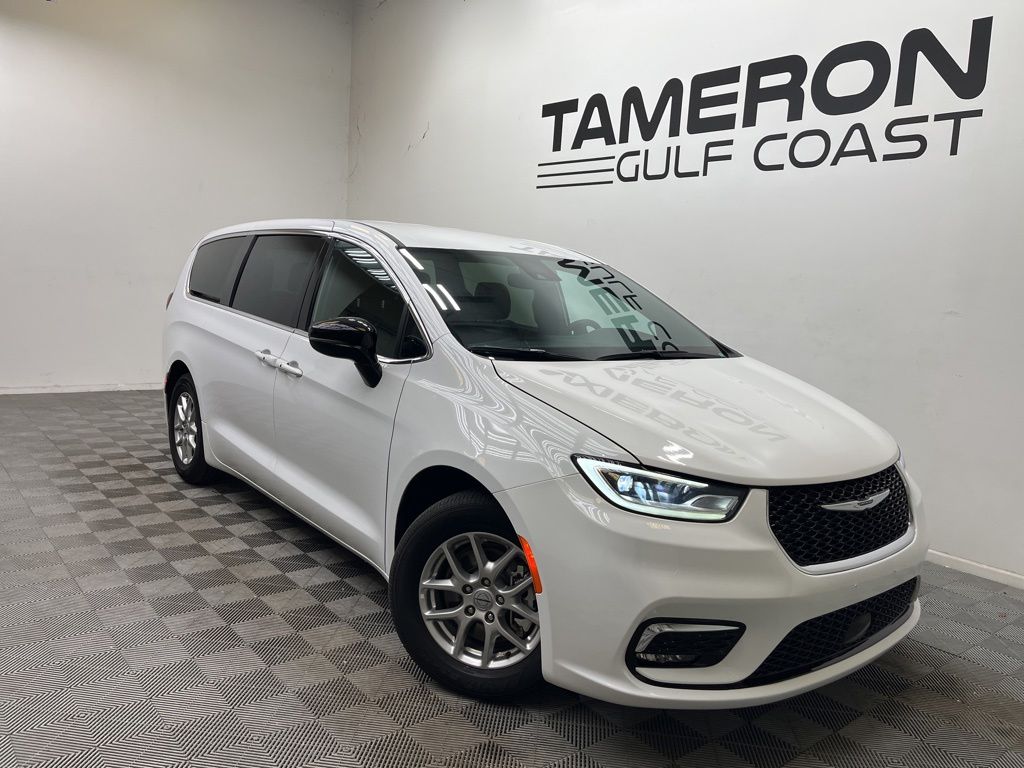 2025 Chrysler Pacifica Select's photo