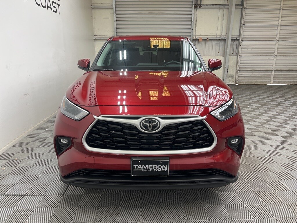2022 Toyota Highlander LE photo 4