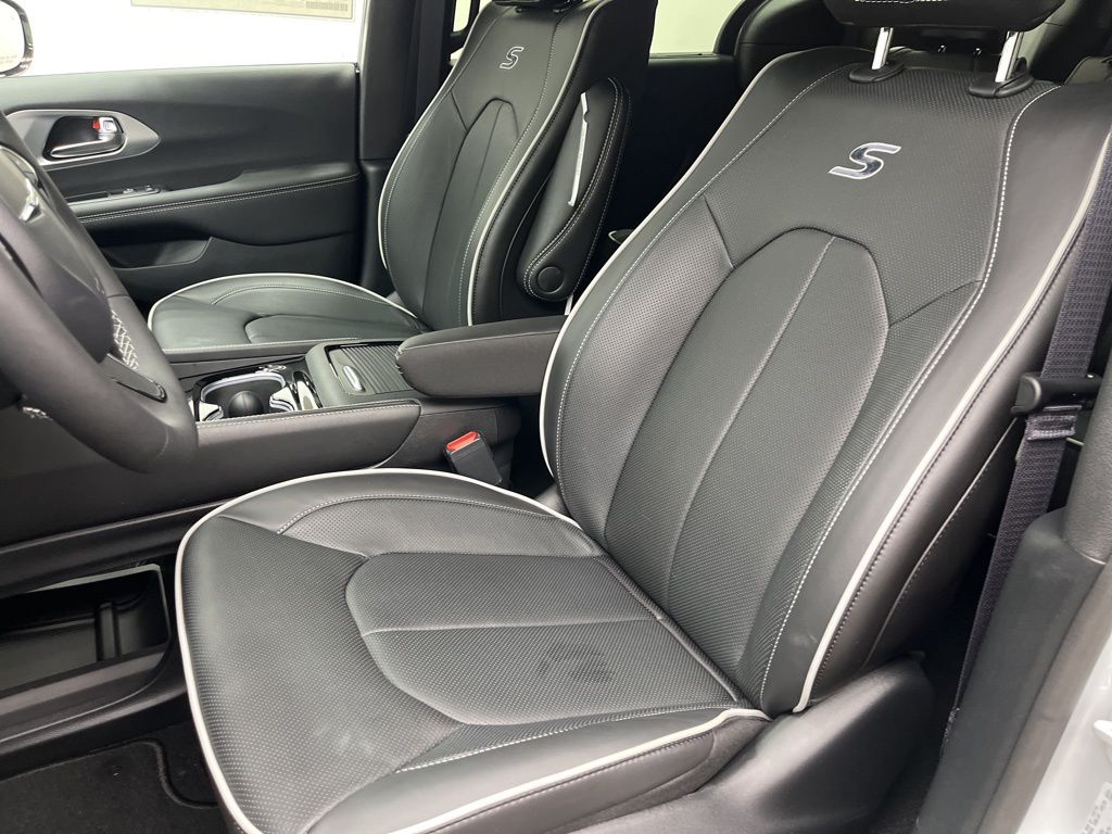 2026 Chrysler Pacifica Limited - Photo 10