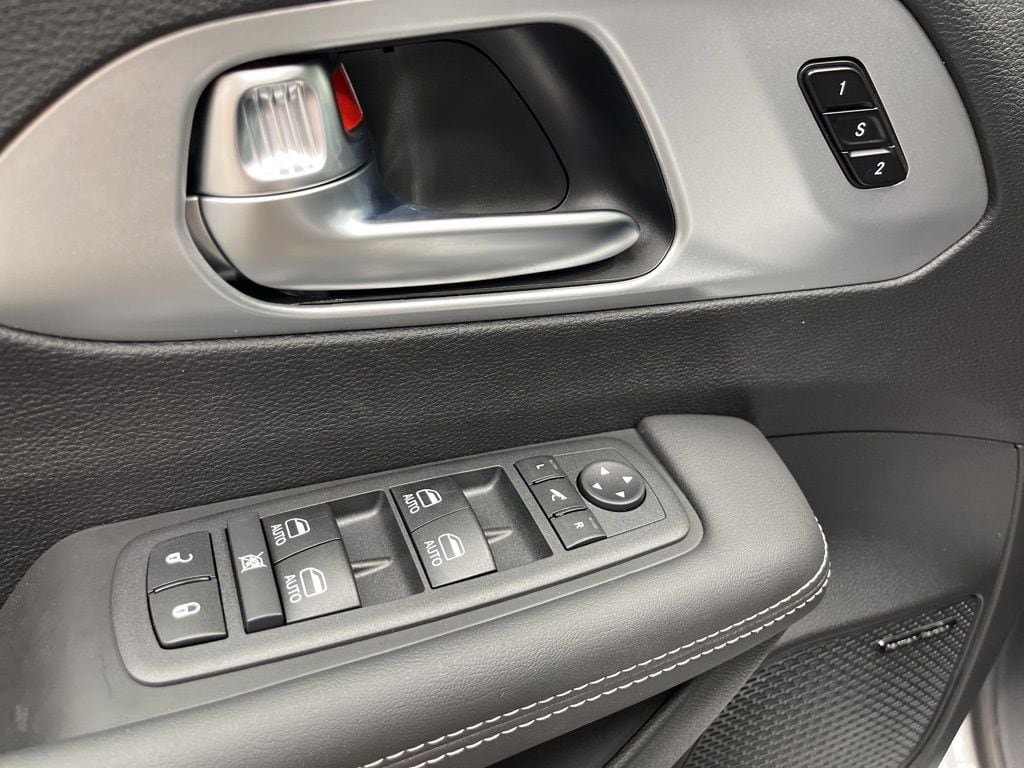 2026 Chrysler Pacifica Limited - Photo 9