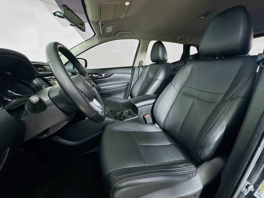 Thumbnail: 2017 Nissan Rogue Sport - 12