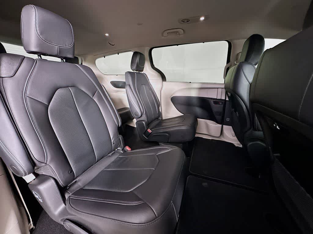 Thumbnail: 2022 Chrysler Pacifica - 32