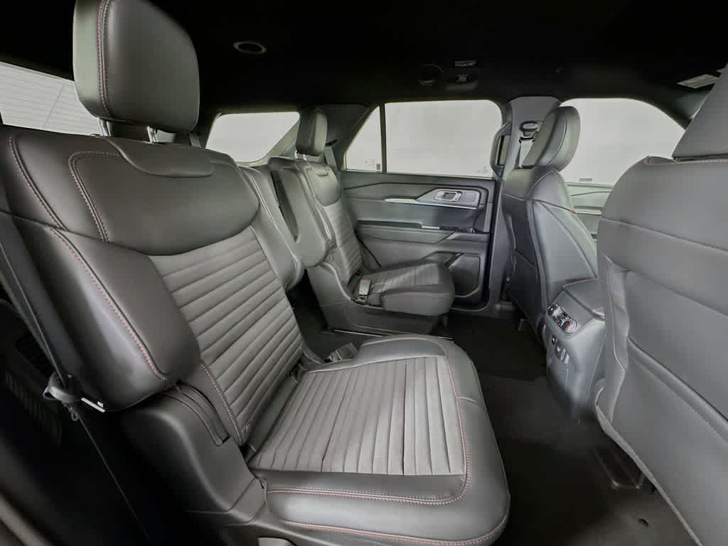 2025 Ford Explorer ST-Line 32