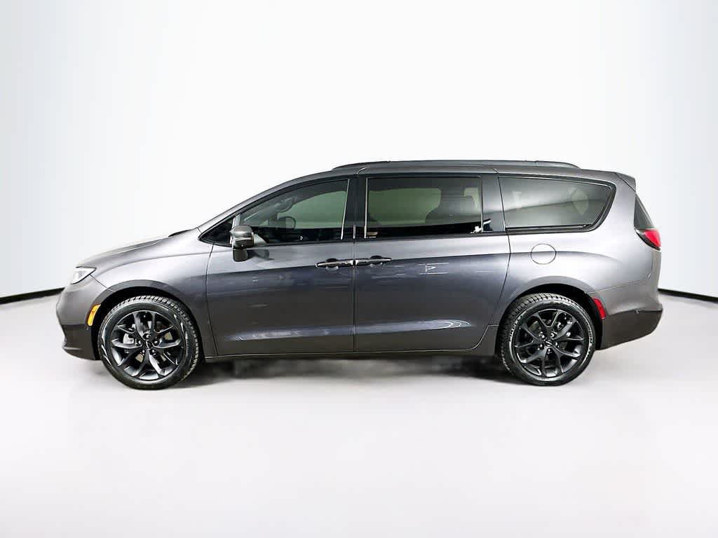 Thumbnail: 2022 Chrysler Pacifica - 3