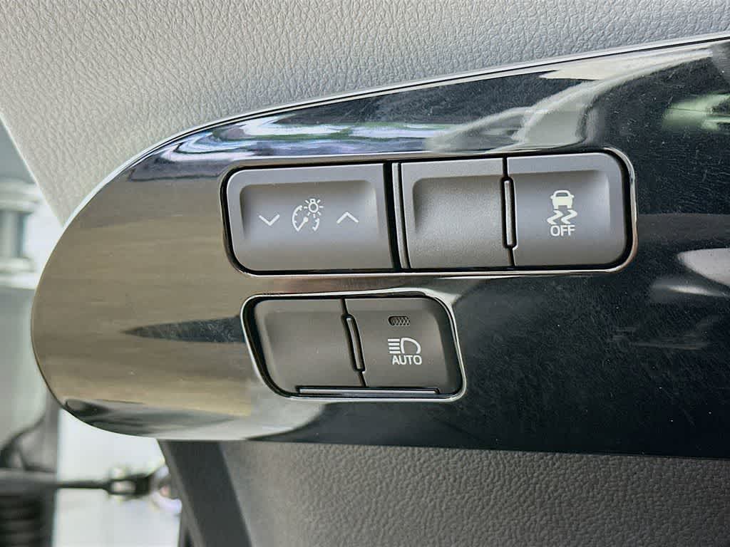 Thumbnail: 2021 Toyota Prius - 26