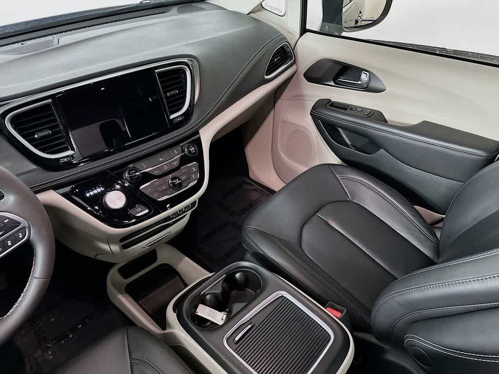 Thumbnail: 2022 Chrysler Pacifica - 10