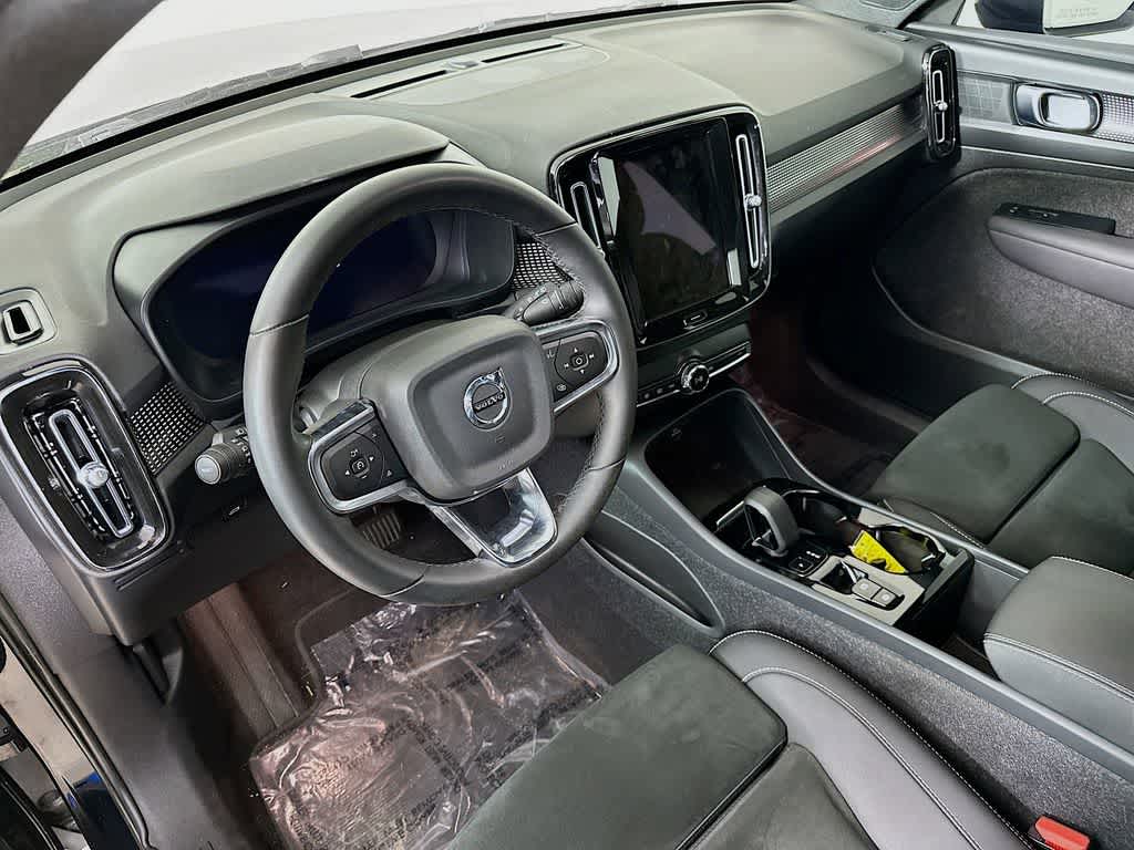 Thumbnail: 2023 Volvo XC40 - 2