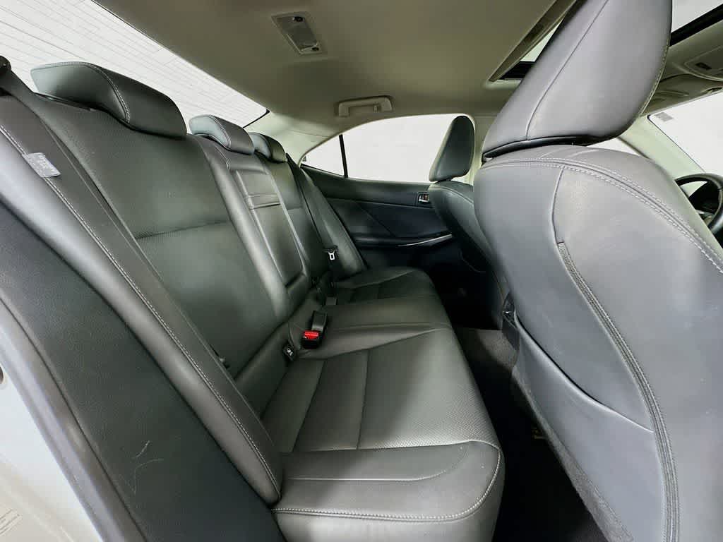 2016 Lexus IS 200t 31