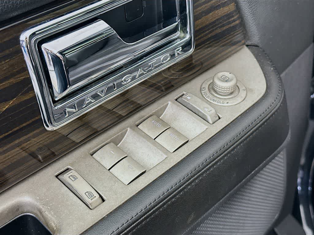 2010 Lincoln Navigator  30