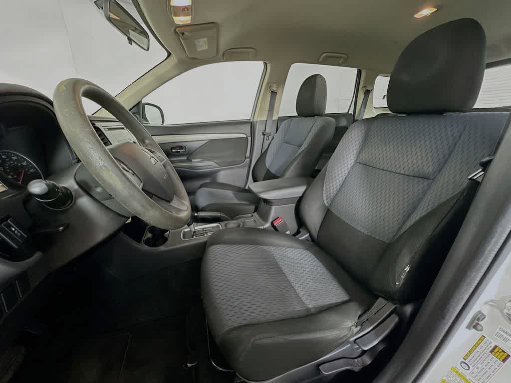 Thumbnail: 2014 Mitsubishi Outlander - 12