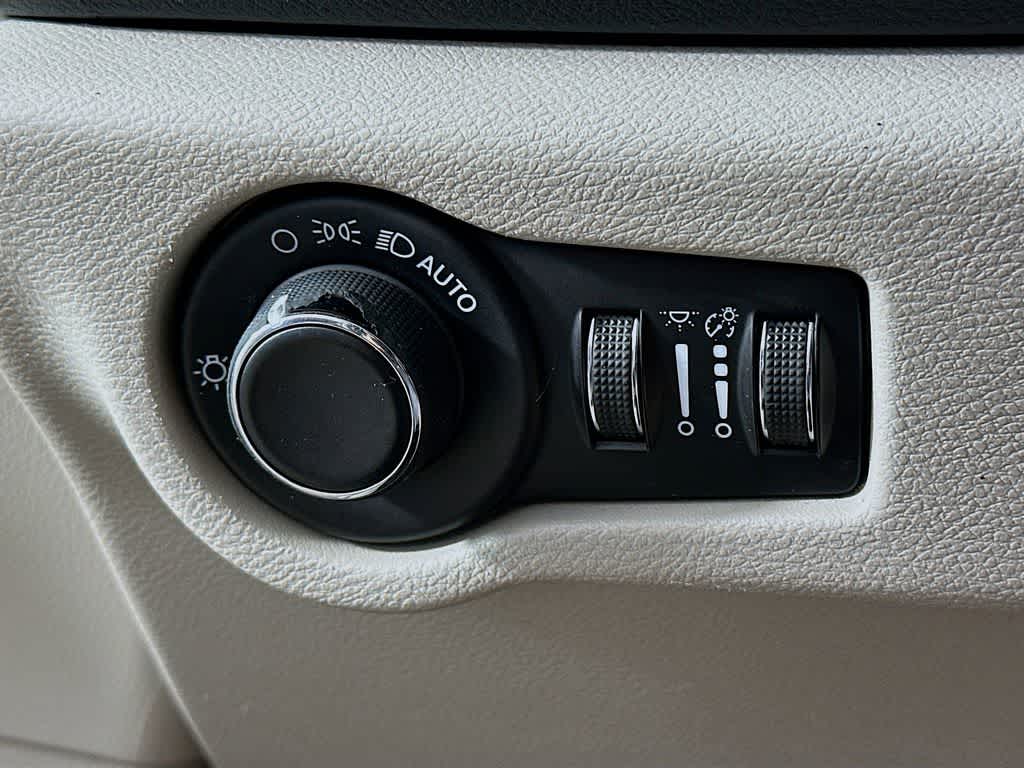 Thumbnail: 2021 Chrysler Voyager - 27