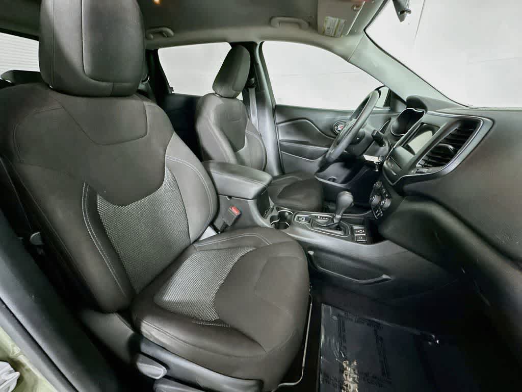 Thumbnail: 2019 Jeep Cherokee - 14