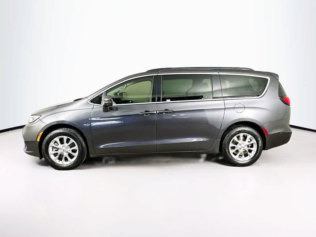 Thumbnail: 2022 Chrysler Pacifica - 3