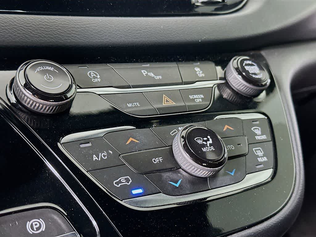 Thumbnail: 2019 Chrysler Pacifica - 18