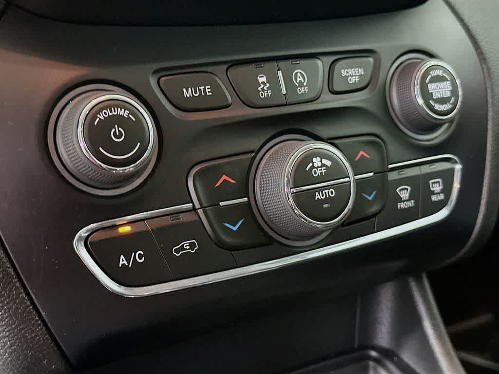 Thumbnail: 2023 Jeep Cherokee - 18