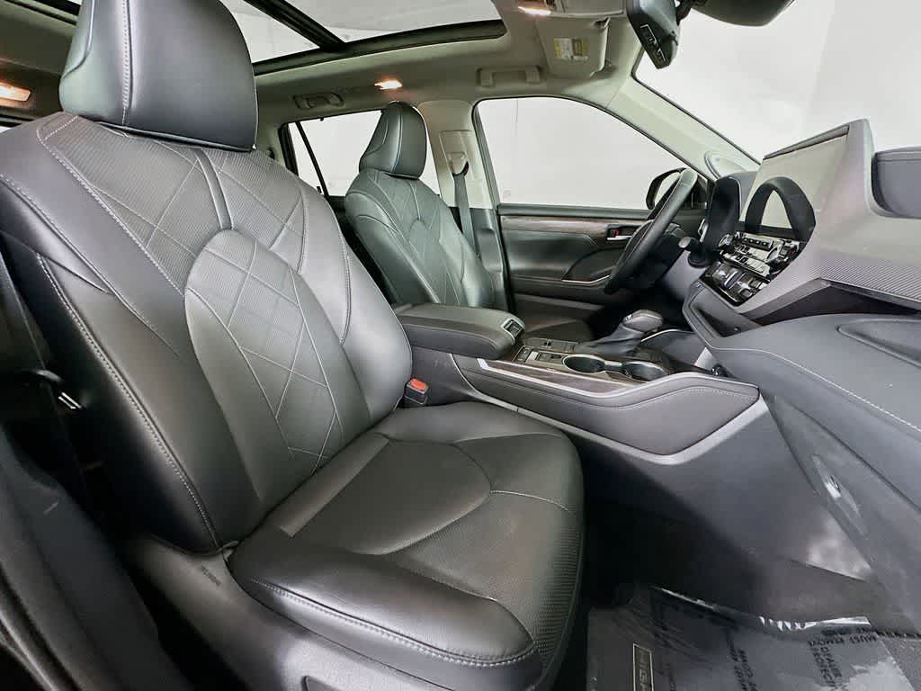 Thumbnail: 2021 Toyota Highlander - 15