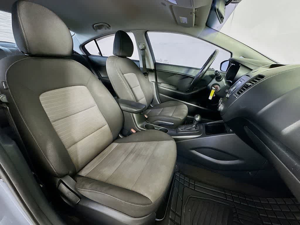 Thumbnail: 2016 Kia Forte - 14