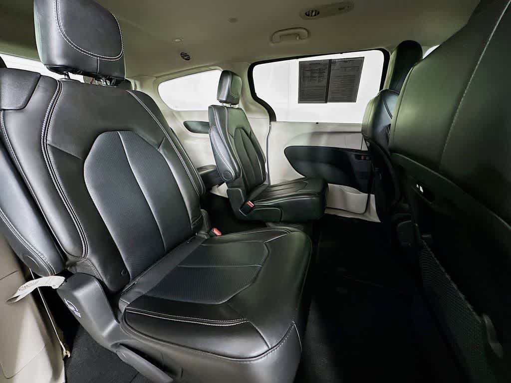 Thumbnail: 2024 Chrysler Pacifica - 32