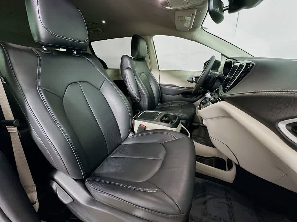 Thumbnail: 2022 Chrysler Pacifica - 15