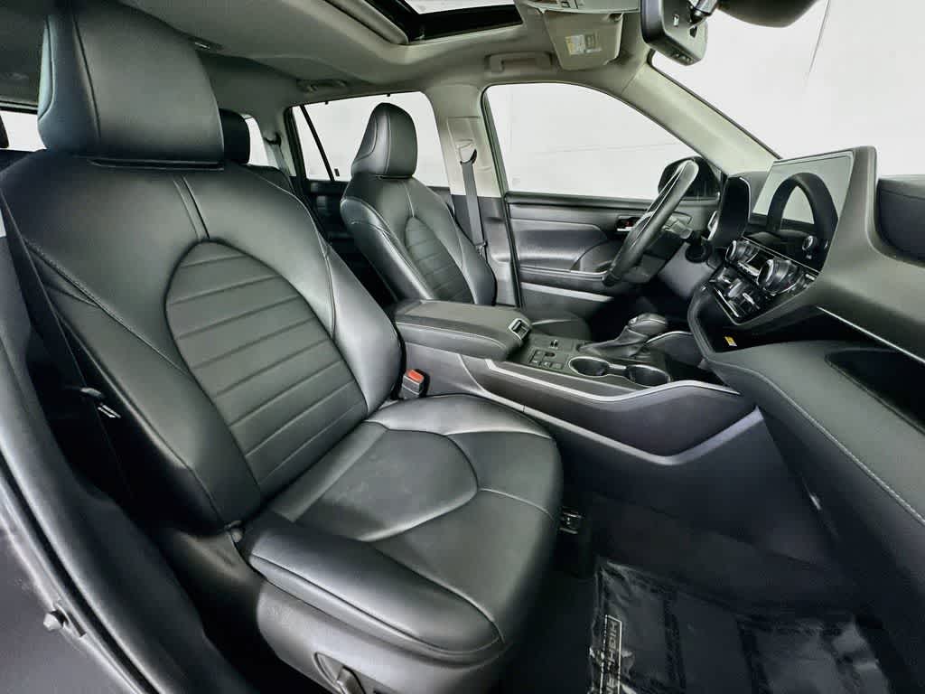 Thumbnail: 2023 Toyota Highlander - 15
