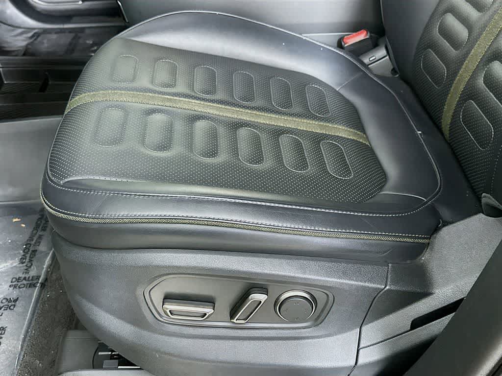 Thumbnail: 2025 Rivian R1S - 28