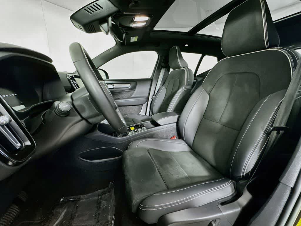 Thumbnail: 2023 Volvo XC40 - 12